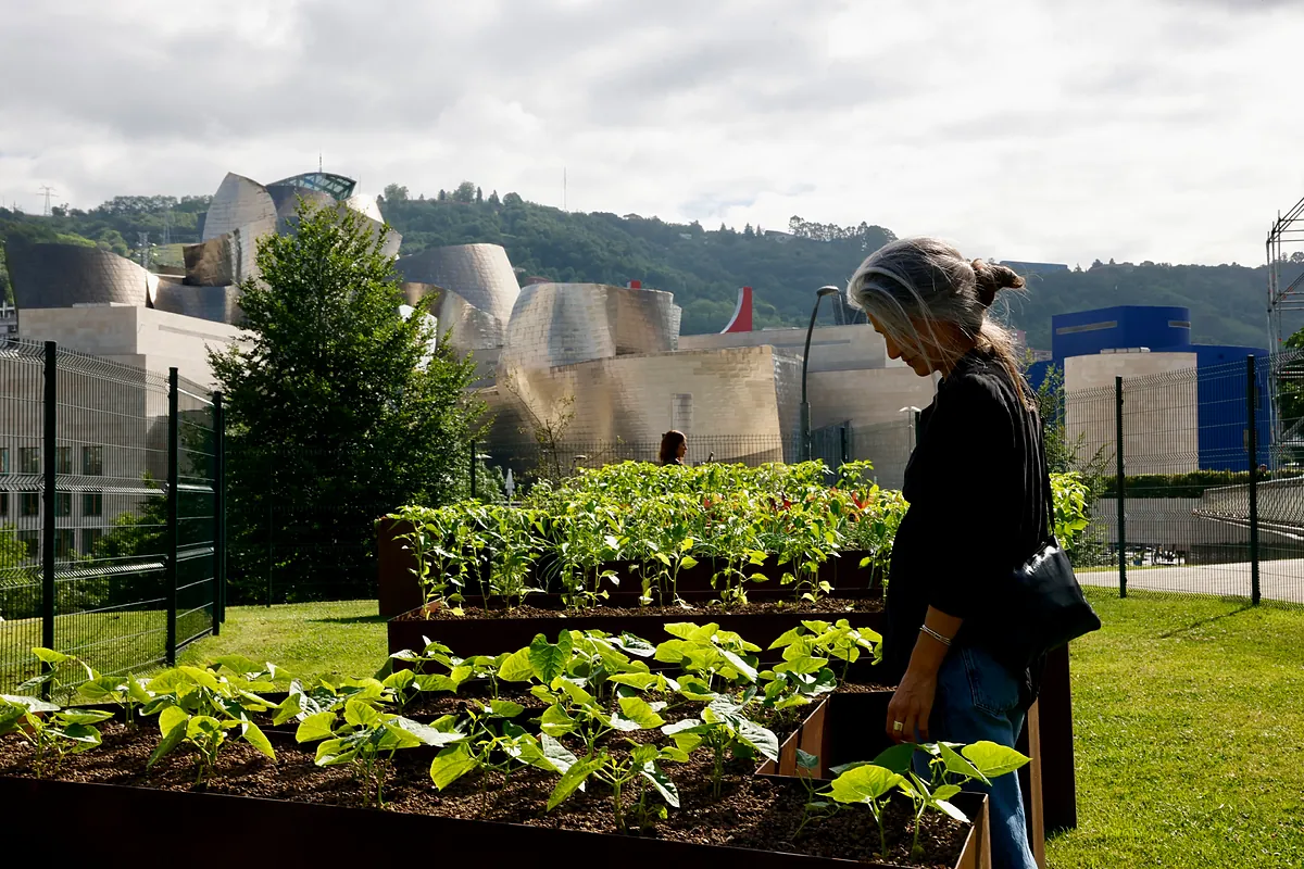 Una escultura de verduras en Bilbao para crear conciencia: "A veces se nos olvida que la comida no crece en el supermercado"