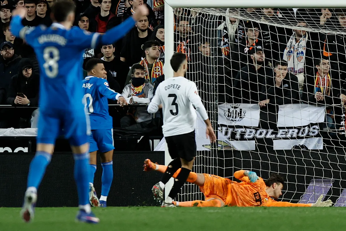 El rescatador Carreras y el eterno Mbappé sostienen al Madrid en la persecución por LaLiga