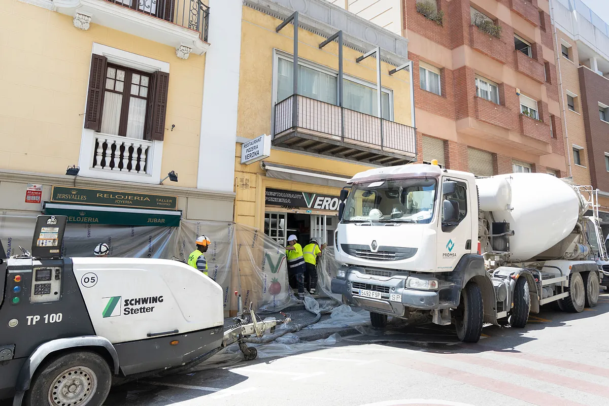 Los desalojados por el socavón del Putxet de Barcelona no podrán volver a sus casas "al menos" hasta el próximo viernes