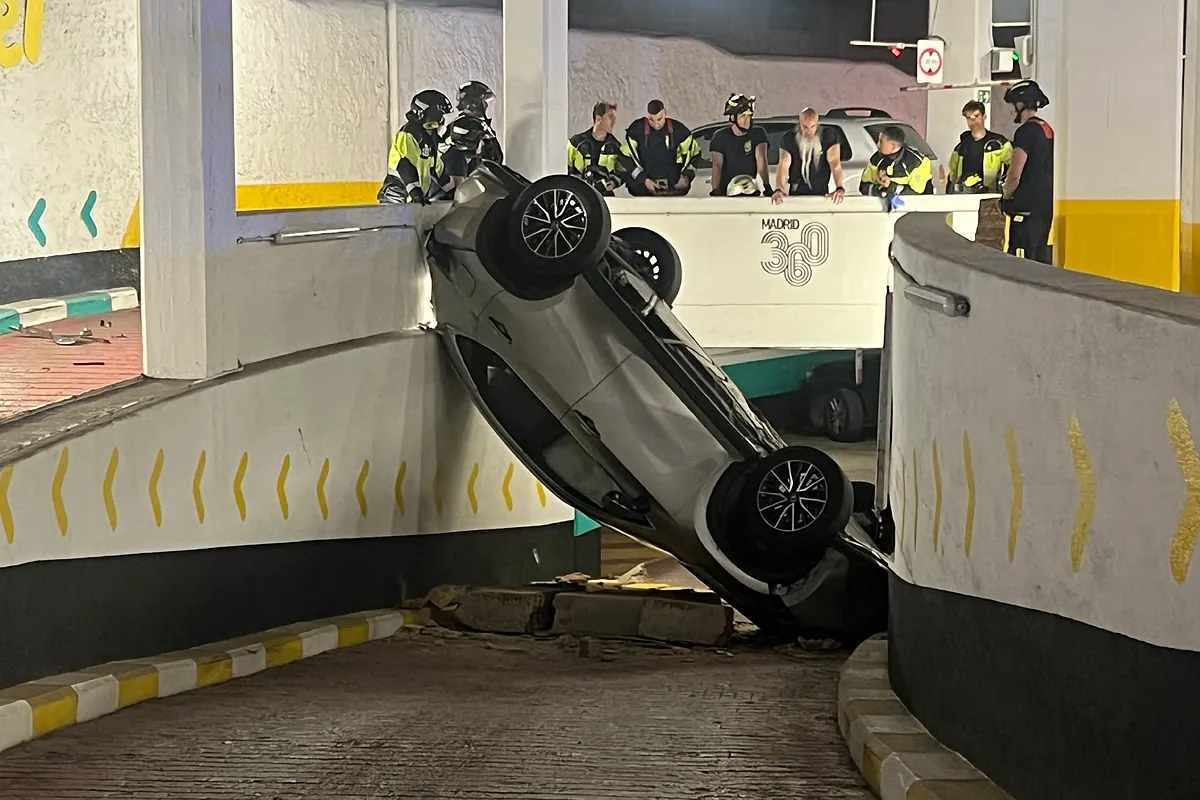 Un coche se precipita a la planta inferior de un parking municipal en Chamberí y deja dos heridos leves