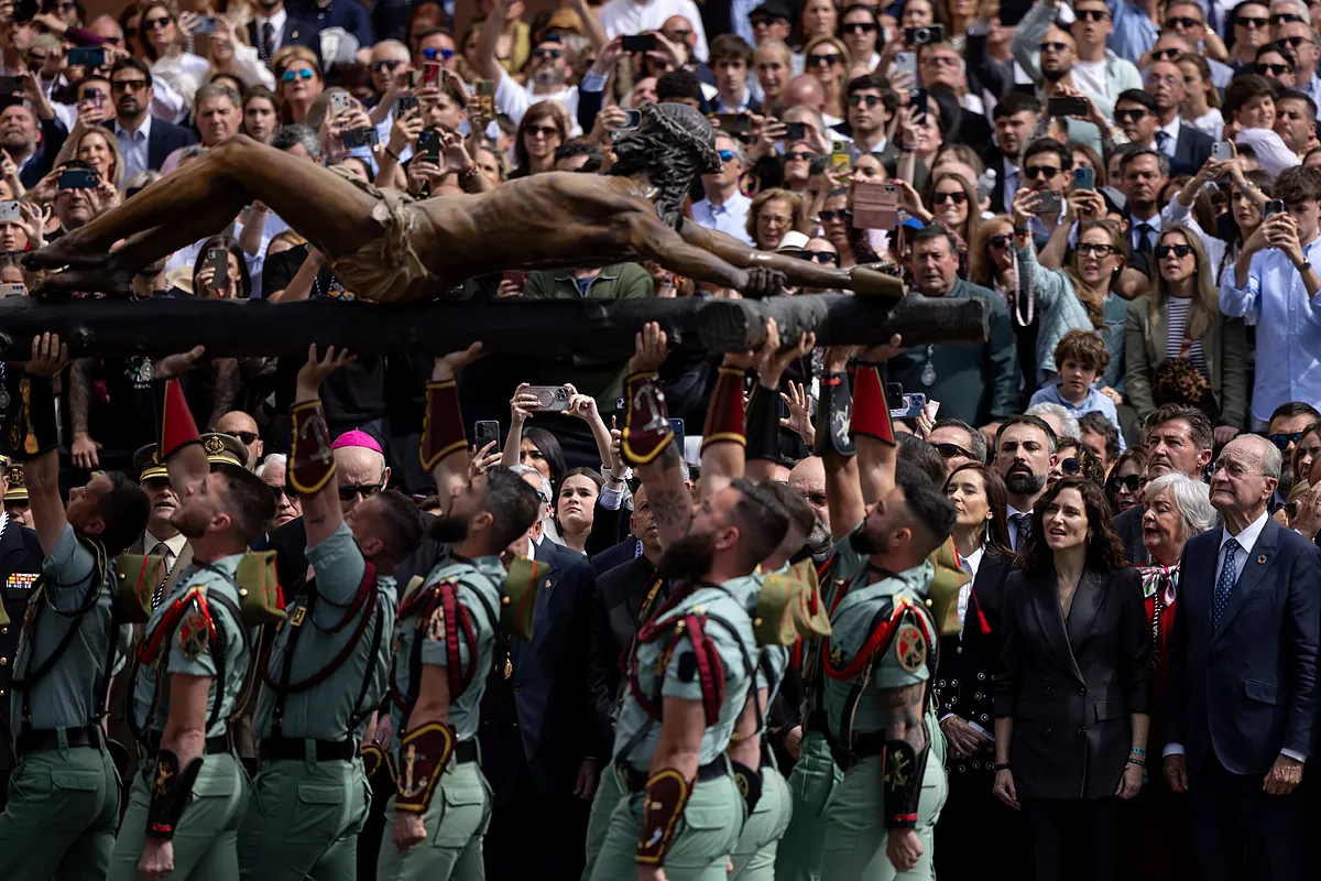 La Legión desfila entre aplausos y vítores: ¡Viva España! ¡Viva la Legión! ¡Viva el Cristo de la Buena Muerte!