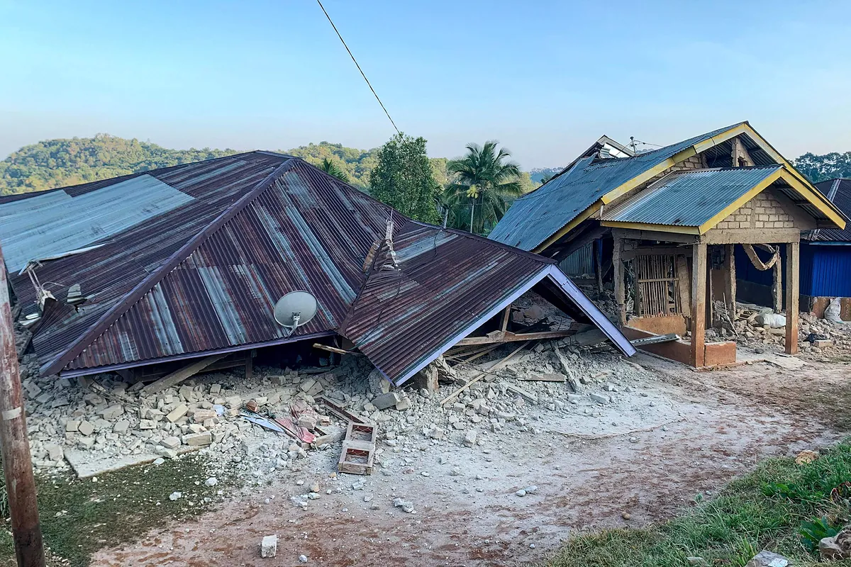 Al menos 20 muertos y evacuaciones masivas tras el terremoto de magnitud 7,7 en Indonesia