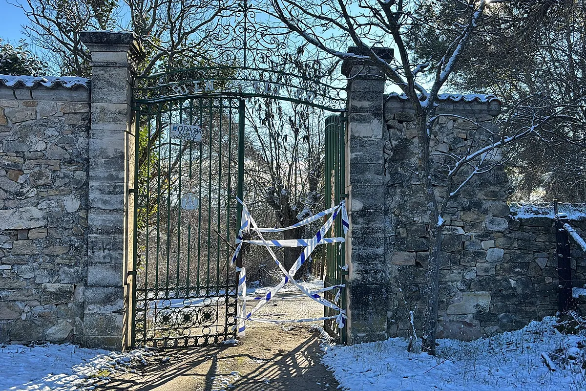 El Molar recupera su histórico balneario de 1846, okupado desde hace más de 20 años: "El lunes alguien rompió el precinto policial y entró, pero ya se han instalado alarmas"