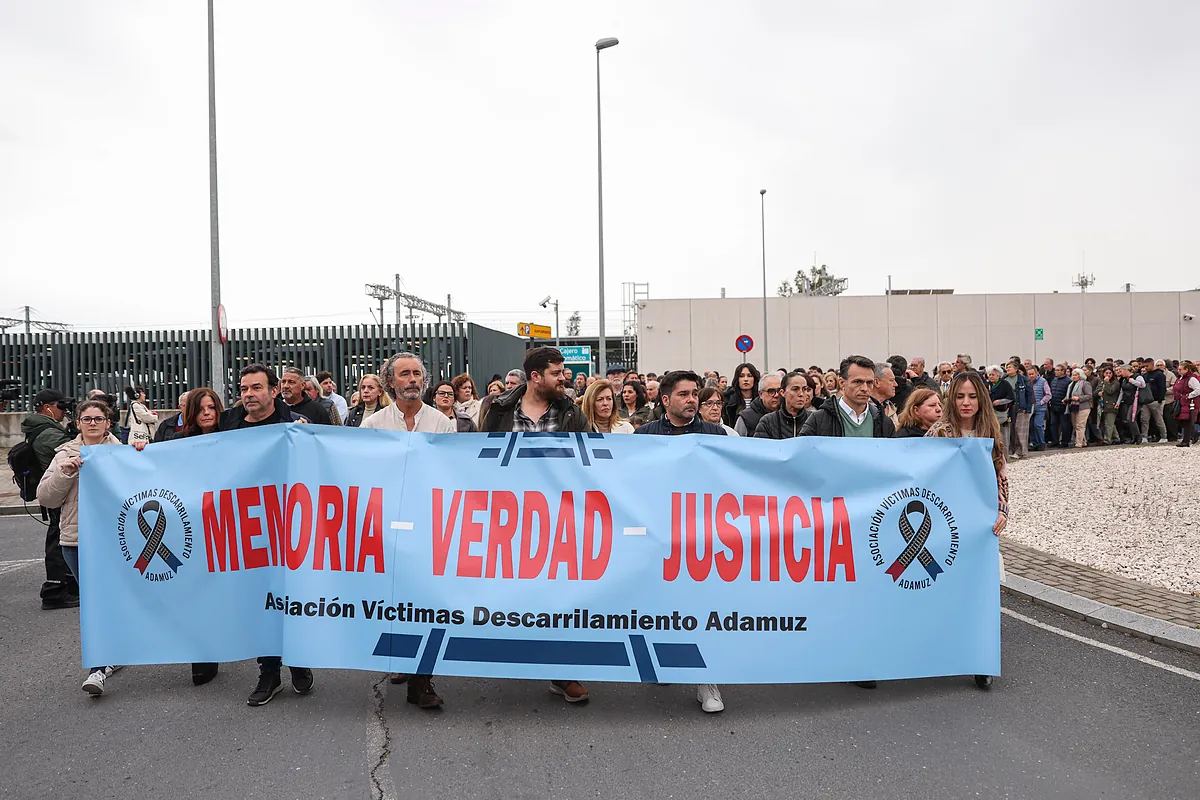Las víctimas del accidente de Adamuz claman en la calle por una investigación "limpia, sin contaminaciones, imparcial y exhaustiva"