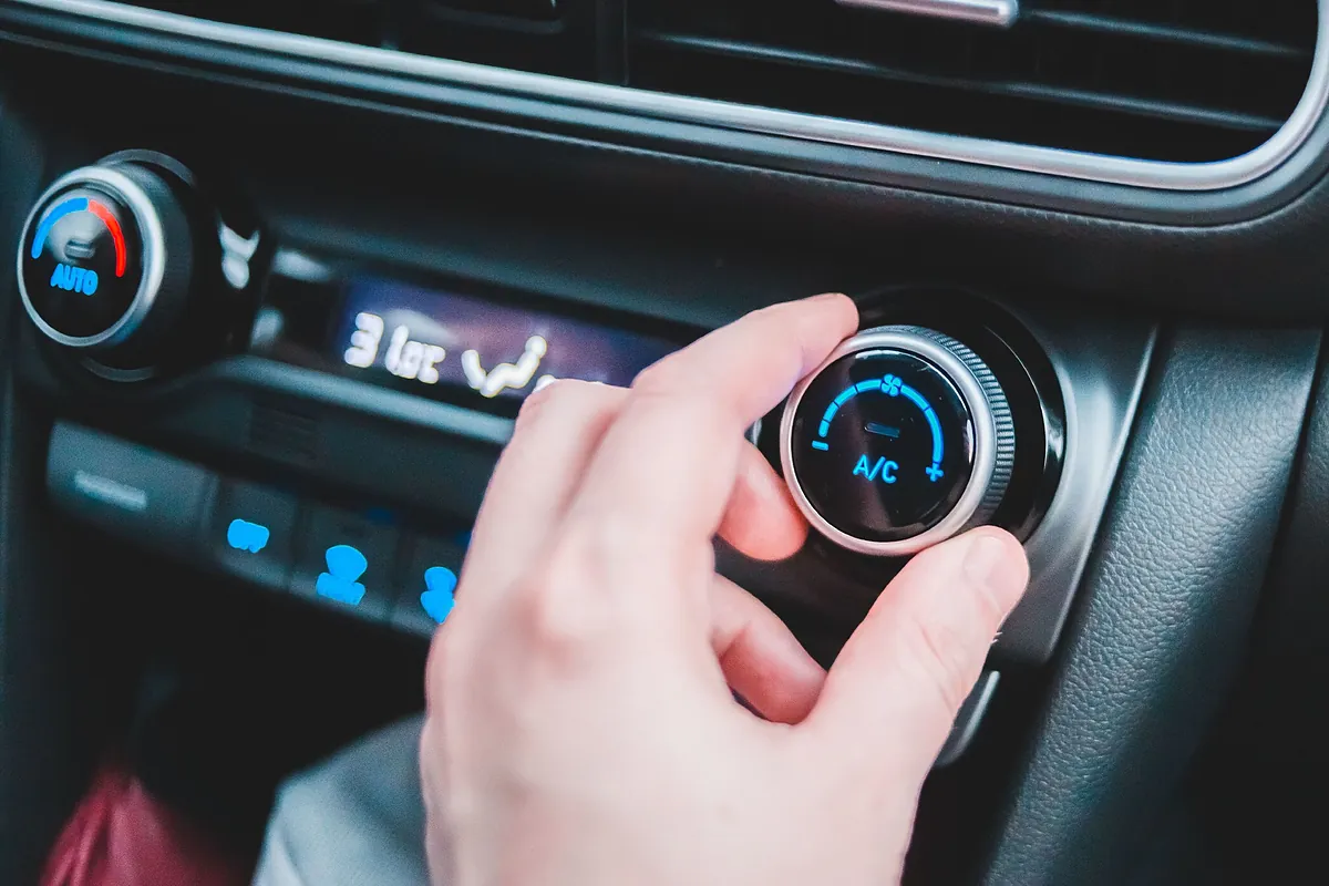 El peligro de conducir con más de 35 grados en el interior de un coche: eleva un 25% el riesgo de accidente