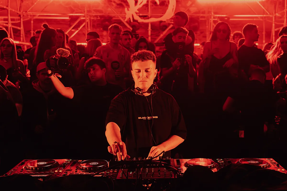 El promotor y DJ que ha creado un movimiento juvenil de 'hard techno': "Estamos haciendo historia y marcando a toda una generación"