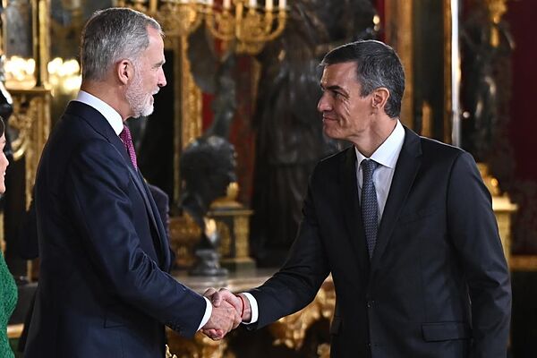 Desfile militar hoy, 12 de octubre, Día de la Fiesta Nacional, en directo | Feijóo critica el silencio del Gobierno sobre el Nobel de la Paz a María Corina Machado | España