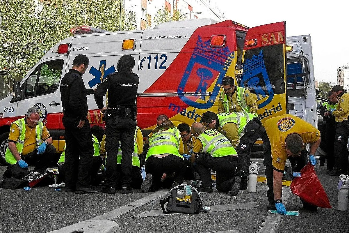 Una mujer de 81 años, en estado grave tras ser atropellada por un autobús urbano