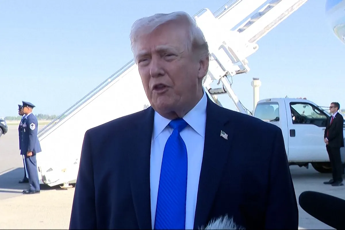 Trump solicitará que los agentes del ICE no lleven máscara en los aeropuertos y sí en las calles