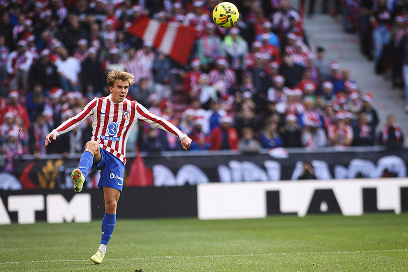 Barrios controla un balón en un partido con el Atlético.