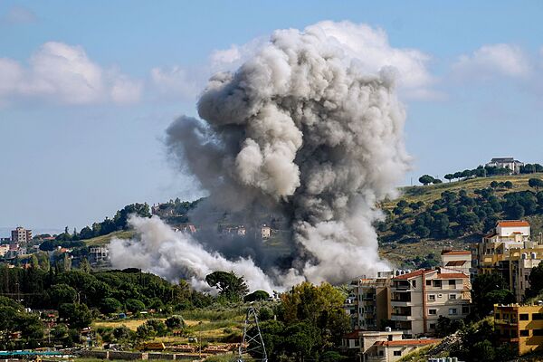 Humo sobre la localidad de Nabatieh, en el Líbano, tras un ataque de Israel.
