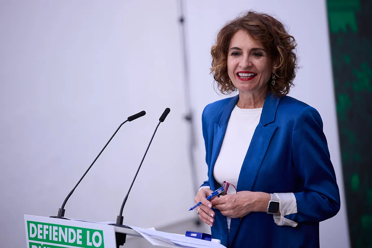 Montero va a la guerra desde el primer día: defiende tres veces a Sánchez y contamina con el "copago" de Moreno