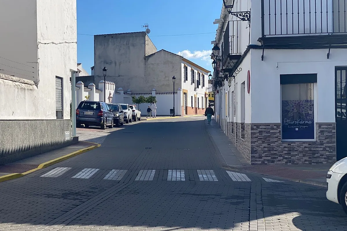 Retiran a cinco niños en Castilblanco (Sevilla) de un hogar de "insalubridad extrema" usado como punto de venta de drogas