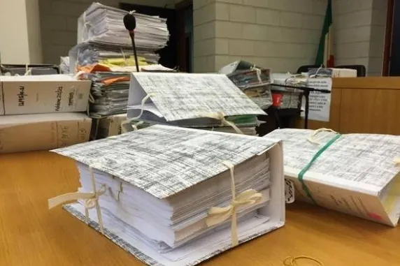 Despiden a una mujer en Milán por llenar la oficina de pósits con normas de convivencia para sus compañeros y un juez obliga a readmitirla