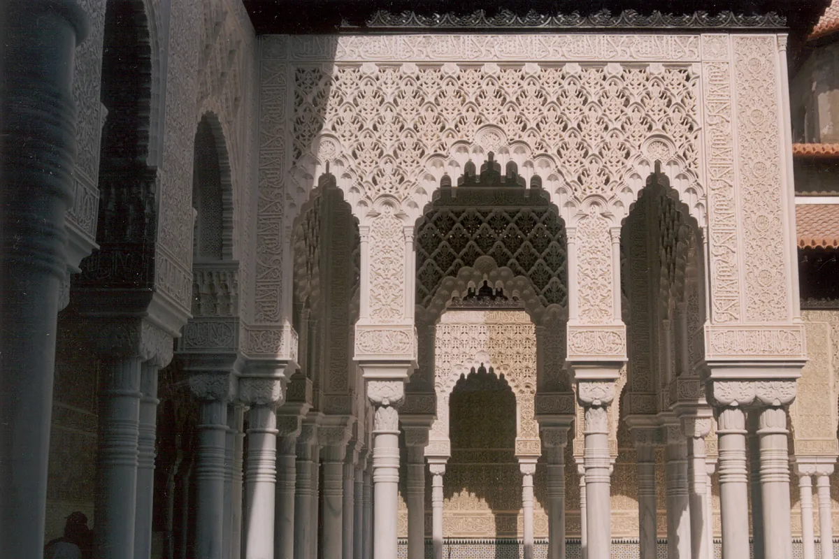 La Alhambra denuncia daños en un pilar arqueológico por parte de un joven haciendo parkour