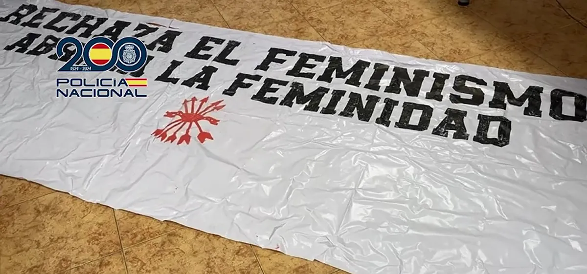 Detenidos 13 jóvenes falangistas por irrumpir encapuchados en la Complutense y destrozar cartelería del 8-M