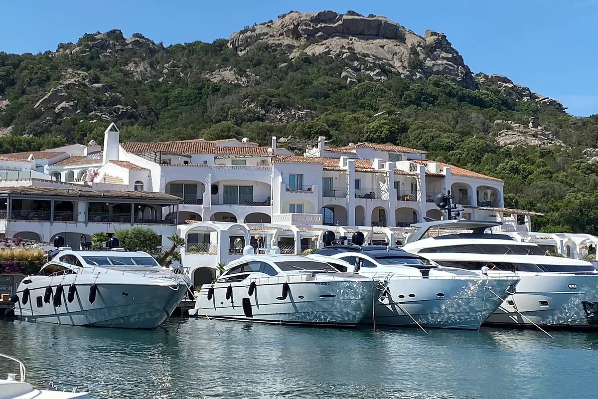 El refugio para dejarse llevar escondido en un fiordo natural en plena Costa Esmeralda de Cerdeña