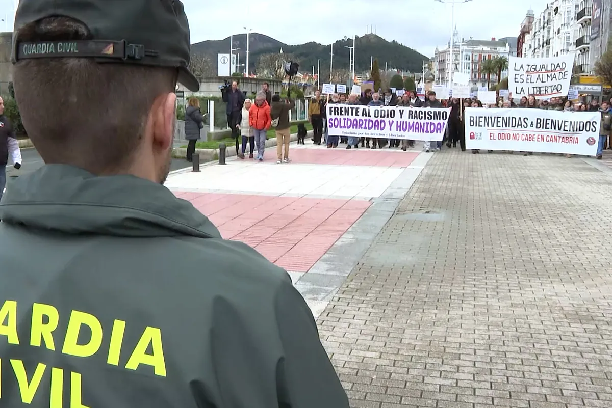 Tensión en Castro Urdiales por la coincidencia de manifestaciones a favor y en contra del centro de acogida de menores