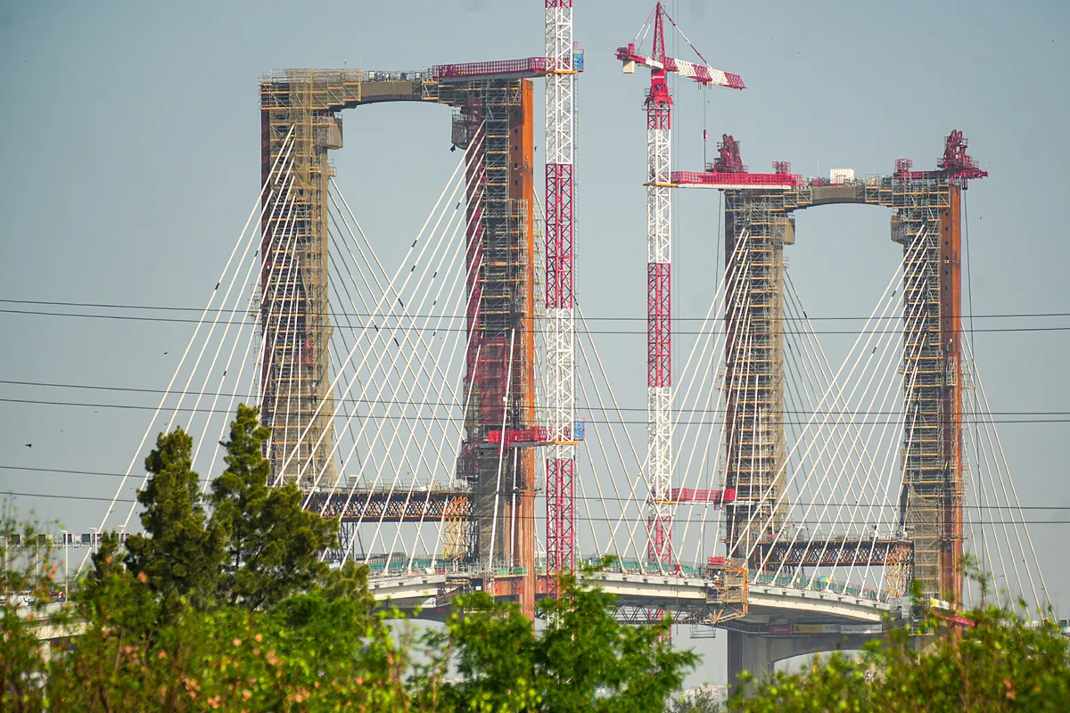 El atasco eterno (y corrupto) del puente del Centenario: nació pequeño y su ampliación, 'mordida' por Koldo y cía., está estancada y sin fecha