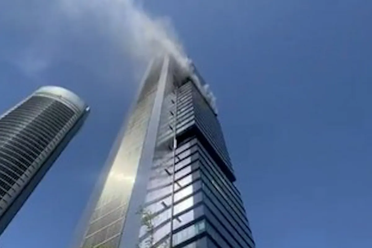 Desalojan la Torre Moeve en el distrito financiero de Madrid tras sufrir un incendio