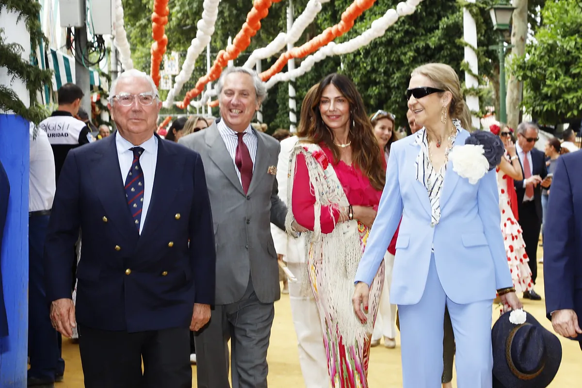 La Infanta Doña Elena disfruta de la Feria en Sevilla y recibe el premio 'Caseta de Oro'