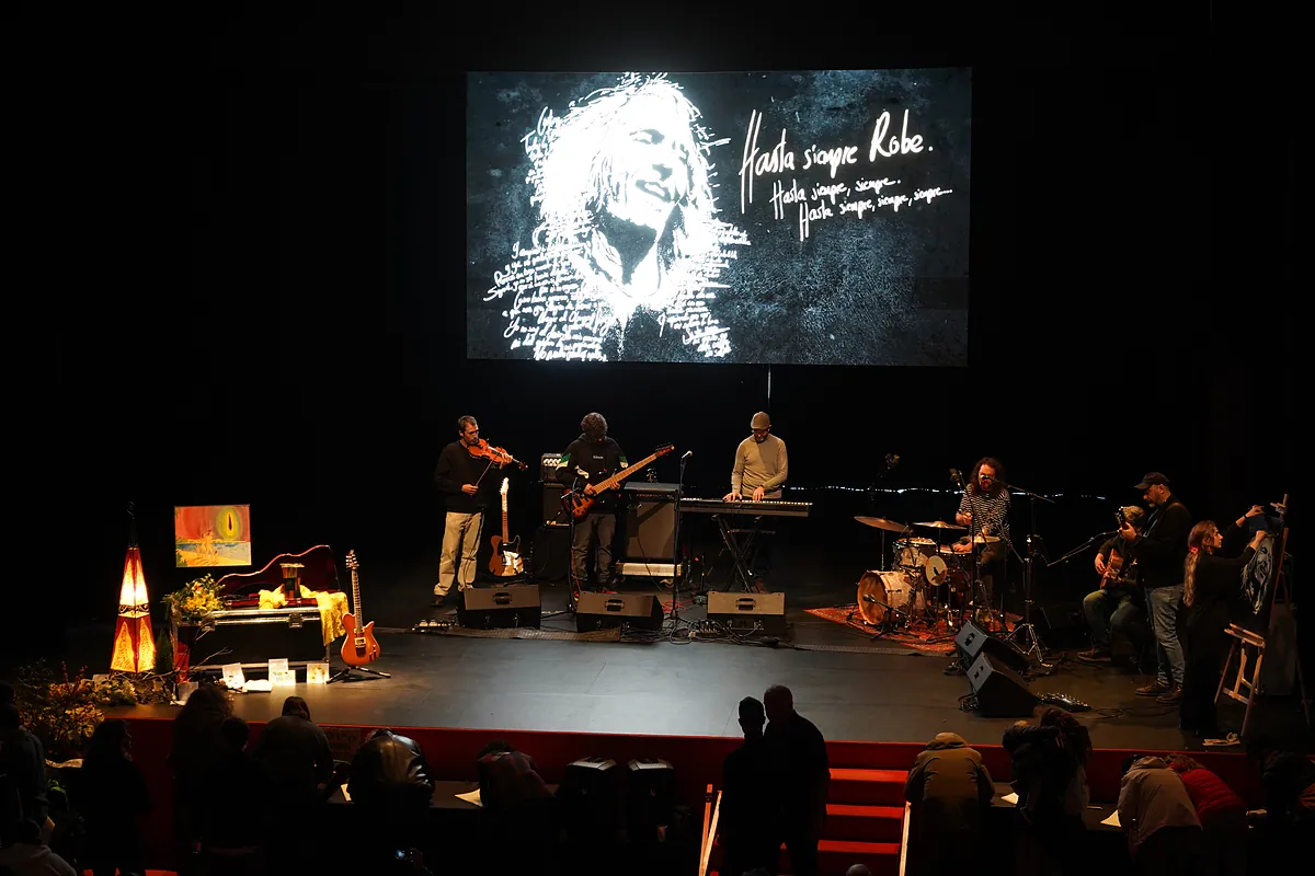 La multitudinaria vigilia de despedida a Robe Iniesta en Plasencia: En la cola hay gente que ha viajado expresamente de Latinoamérica y de Francia