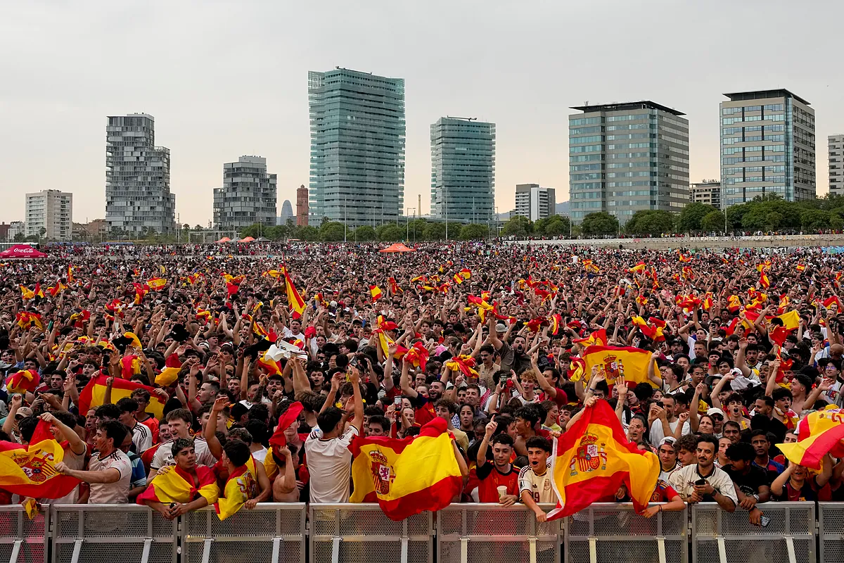 Cataluña se echó a la calle para celebrar la victoria épica de España ante Argentina en la final del Mundial