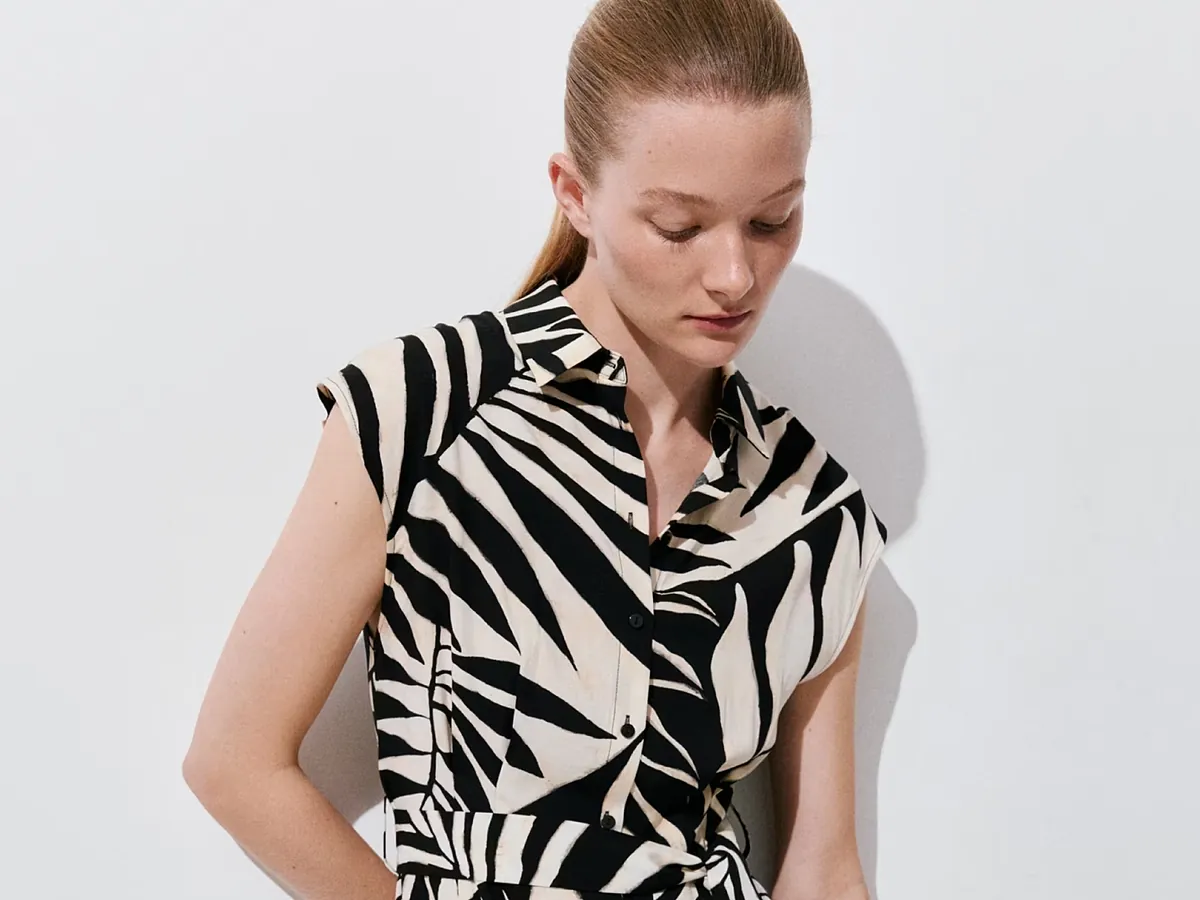 Los vestidos rebajados de Mango y Stradivarius con efecto vientre plano que están volando por menos de 30 euros