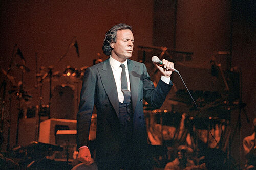 Julio Iglesias seguir� sonando en mi sal�n