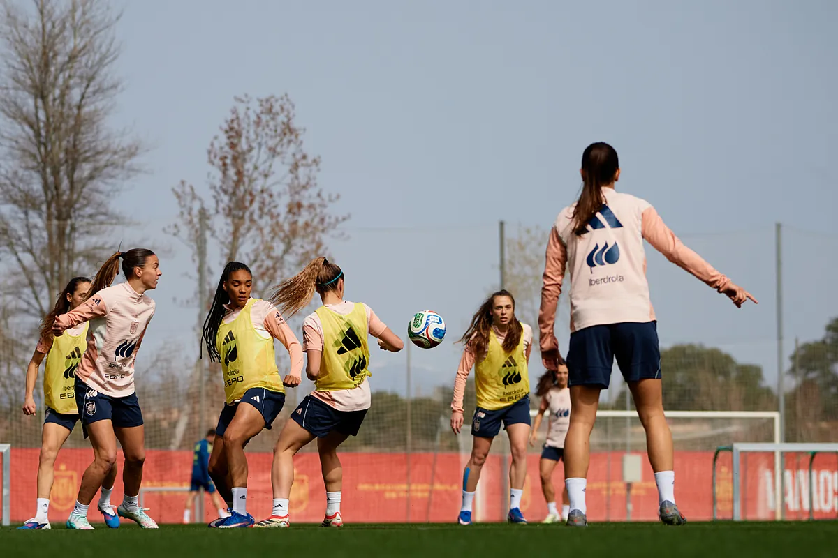 La selección femenina retrasa su viaje a Turquía para enfrentarse a Ucrania y espera que la UEFA tome una decisión ante la situación bélica en la zona