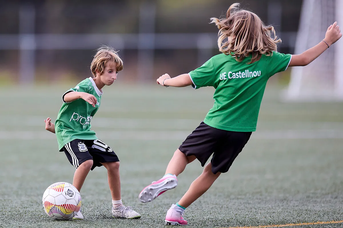 Luca, el niño con una enfermedad ultrarrara que sólo quiere jugar al fútbol: "Para él todo es gigante"