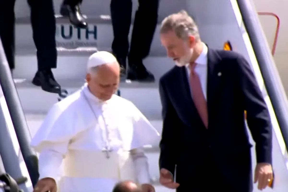 El Papa León XIV baja del avión que le iba a llevar de vuelta a Roma por un problema técnico