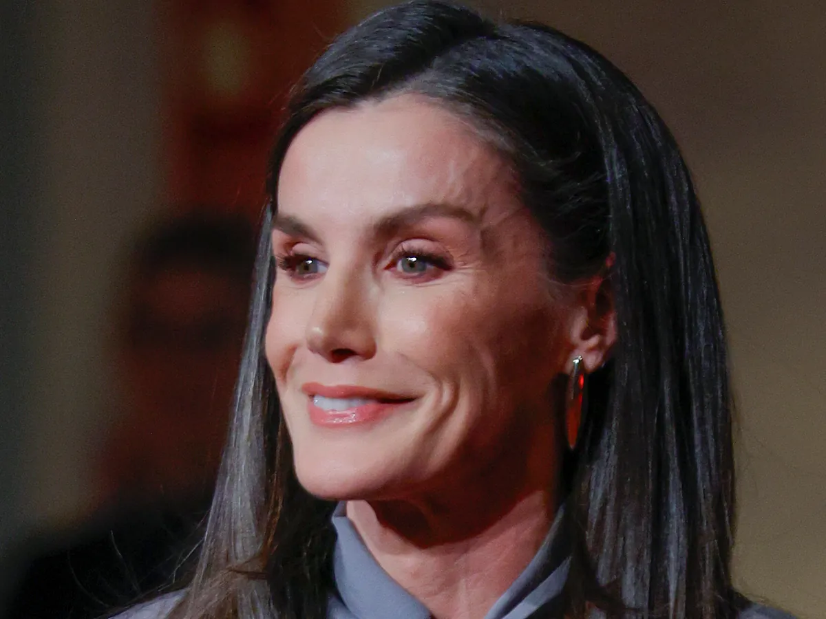 La reina Letizia, estilizadísima con un look a lo Yolanda Díaz: maxilazo corbatero y un pantalón de talle alto impecable