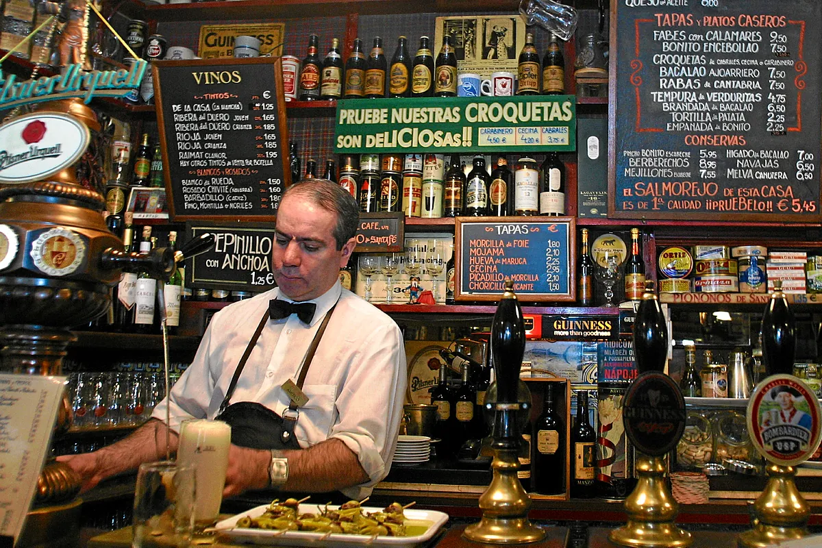 Un viaje por la gastronomía castiza y centenaria de Madrid: de la fundación del PSOE entre pinchos de bacalao a la actriz Catherine Zeta-Jones cantando con la tuna