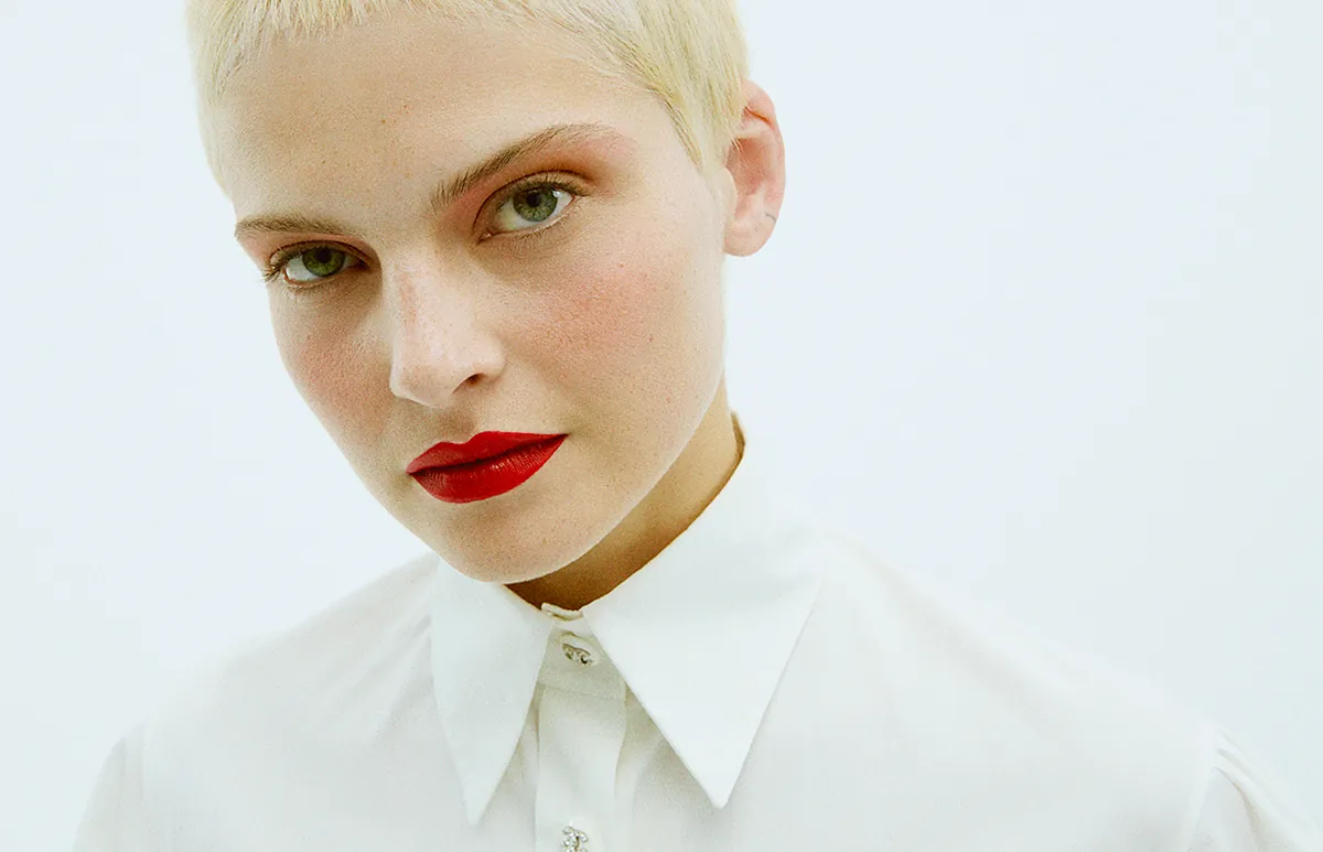 Ni dorados ni plateados, el maquillaje de fiesta se viste de vanguardia: ojos en llamativo azul, pestañas sesenteras y labios rojos... pero diferentes