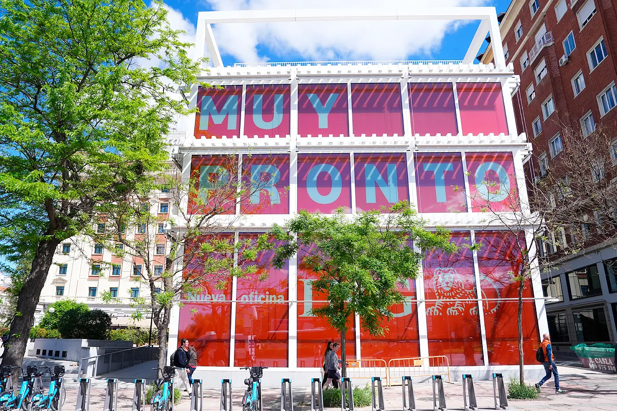 La rocambolesca historia de uno de los inmuebles más emblemáticos del centro de Madrid: de sede de un banco intervenido a edificio okupado por neonazis hasta volver a ser una oficina bancaria