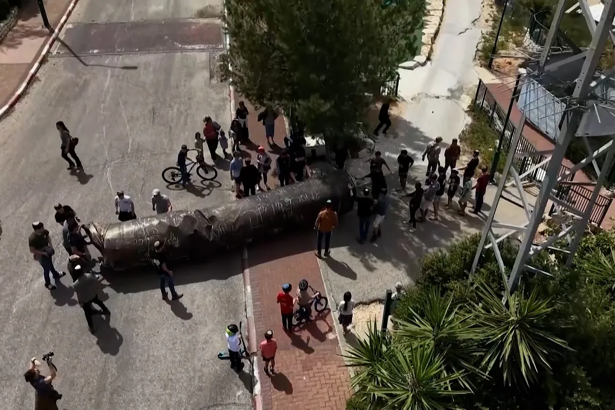 Restos de un misil iraní caen junto a una escuela en Cisjordania