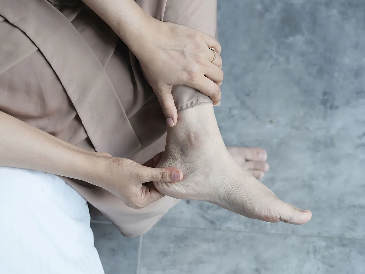 5 ejercicios que te ayudarán a aliviar la fascitis plantar