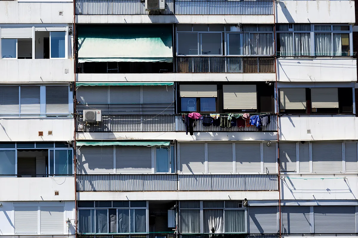 Garitos y bandas en las  placitas  del barrio del Pilar:  Unos heavys que eran de Ultras Sur destrozaron el Wendy s de La Vaguada. Menuda movida 