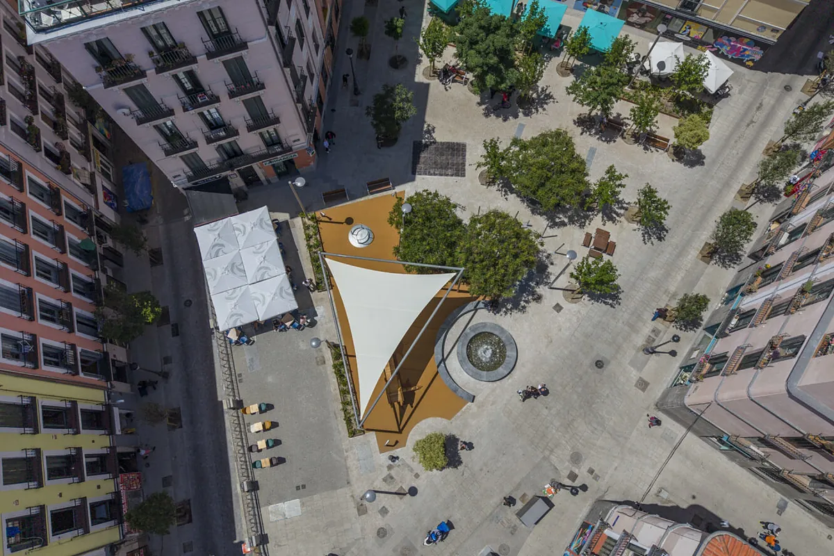 Almeida estrena su fórmula contra los sofocos extremos de la plaza de los 60 grados centígrados: nebulizadores, árboles, un toldo...
