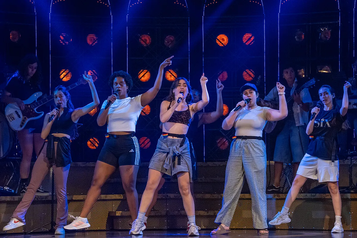 Las 'reinas' de 'Six' desembarcan en Gran Vía entre un fenómeno a lo Spice Girls que traspasa fronteras: "Lo saben todo de ellas. Las esperan a la salida"