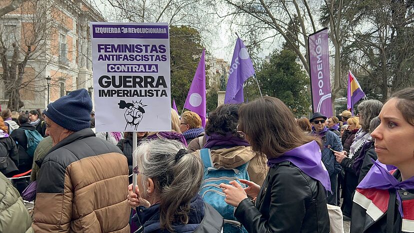 Manifestaciones por el 8-M y contra la guerra | Una 'marea violeta' recorre  las calles de las ciudades españolas: "Frente al avance de la ola ultra,  vamos a ser un dique de