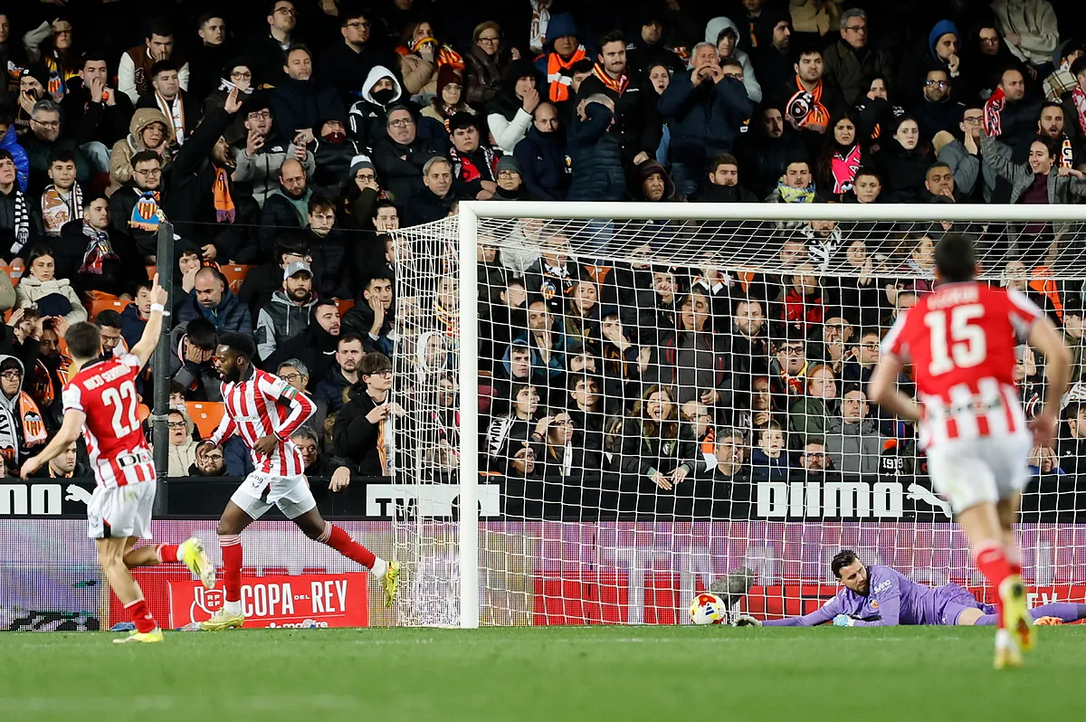 Los hermanos Williams hielan Mestalla para llevar al Athletic a semifinales y Oskarsson rescata a la Real Sociedad en Vitoria
