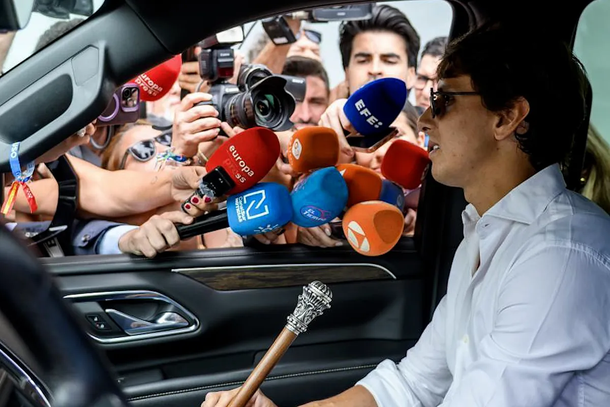 Roca Rey es recibido por una multitud de periodistas y seguidores con gran expectación tras recibir el alta