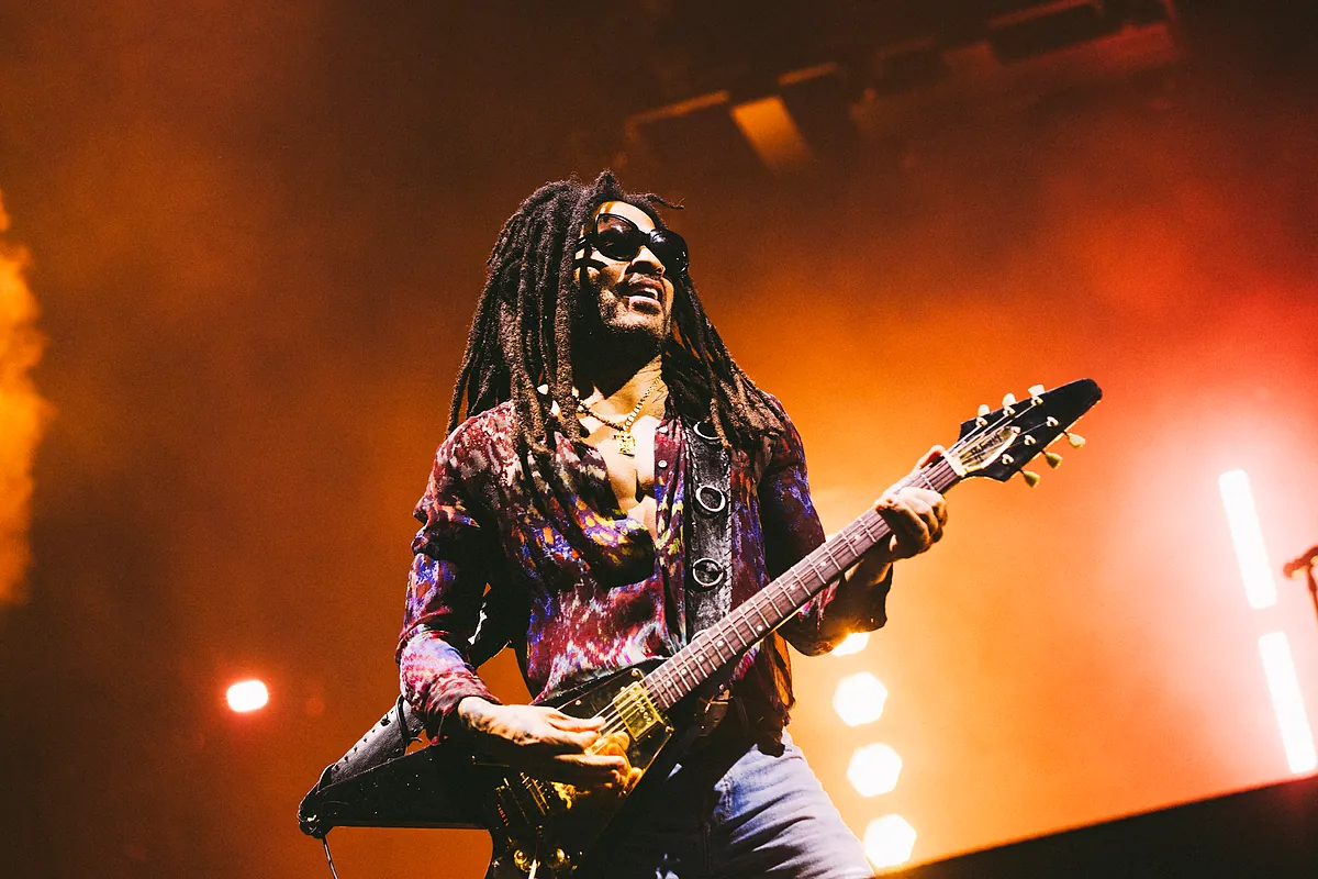 Lenny Kravitz conquista con un apabullante sonido y su magnetismo sexy resistente al calor y al paso de los años