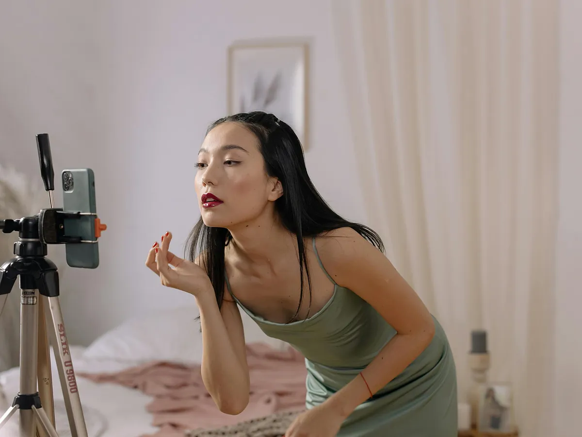 Adiós a las bases pesadas: así es el cushion coreano, el maquillaje de moda que reescribe la forma de maquillarte