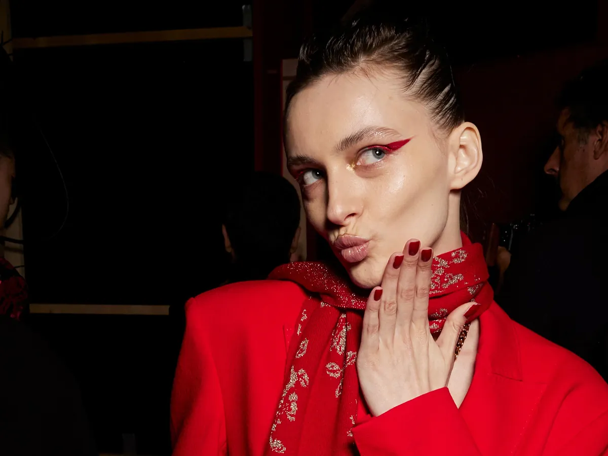 La última obsesión de una editora de belleza casi sinestésica: una pasión desenfrenada por el rojo... que incluye ruborizarse a lo bonzo