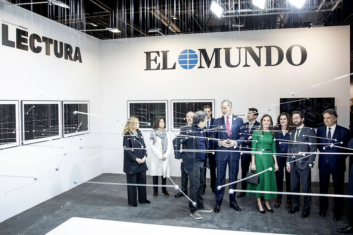 Los Reyes inauguran Arco 2026 con parada en el estand de EL MUNDO y Elías Crespín