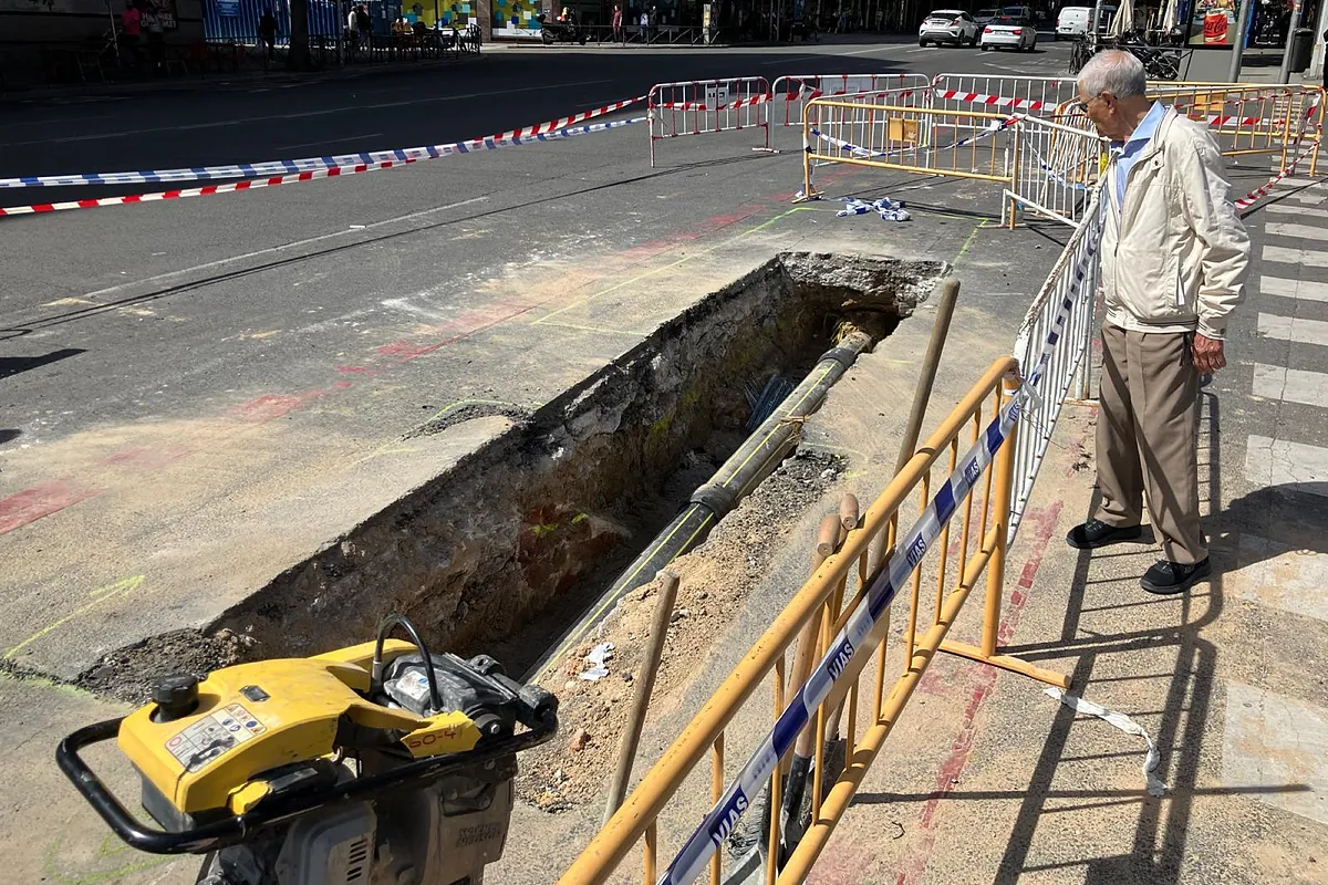 El caos de Ventas, por culpa de  un agujero de milímetros en la tubería del gas: una zanja de cinco metros, 40 bomberos a turnos, 30 estaciones de Metro sin servicio...