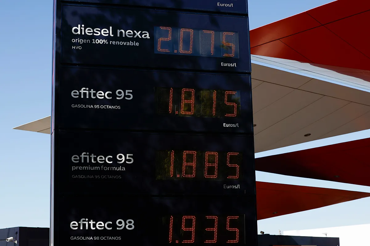 El fin de la rebaja de impuestos al carburante detona la subida de precios más agresiva en 20 años para una 'operación verano'